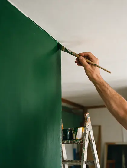 Pinceau qui trace une ligne nette entre un mur vert et un plafond blanc