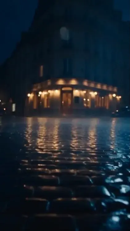 Rue pavée sous la pluie, un restaurant éclairé