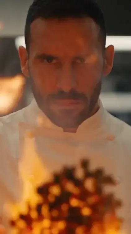 Le chef dans les flammes de sa cuisine